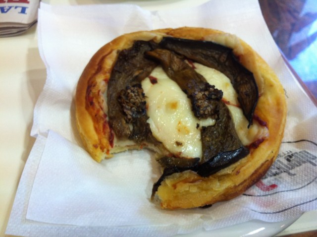 Pizzetta, a miniature-sized ‘pizza’ of puff pastry, tomato sauce, Fontina and grilled aubergine. Highly addictive. You have been warned.